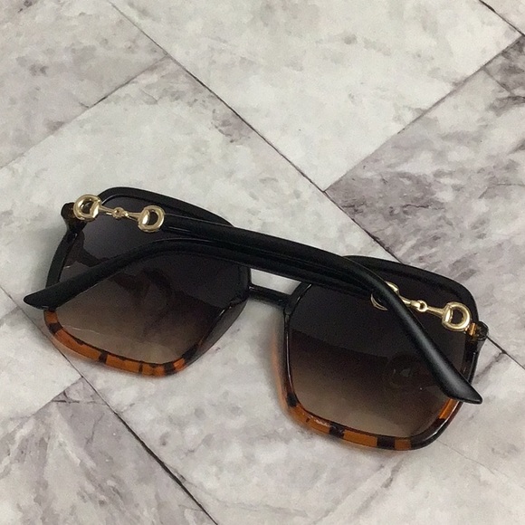 Sunglasses with horse bit design and tortoise shell pattern. Free case included - Picture 7 of 7